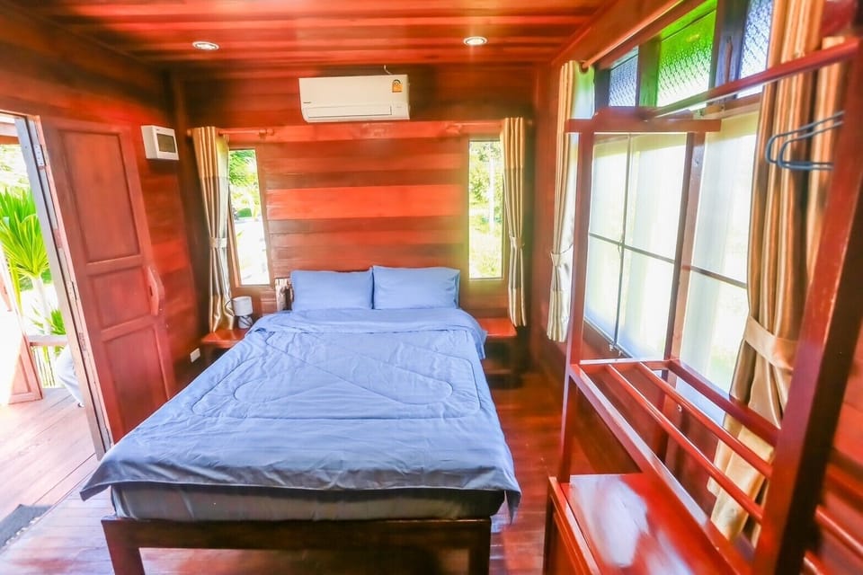 Standard Double Room | Desk, bed sheets