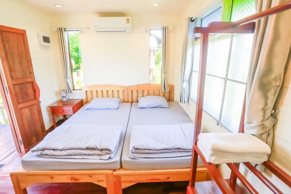 Standard Twin Room | Desk, bed sheets