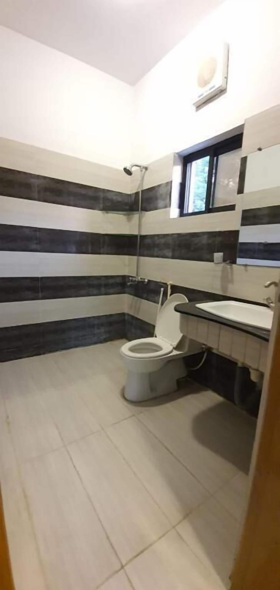 Basic Double Room, Courtyard View | Bathroom | Slippers, towels, soap, shampoo