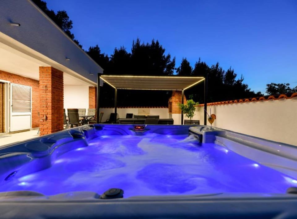 House (Four Bedroom Villa With Hot Tub) | Private spa tub