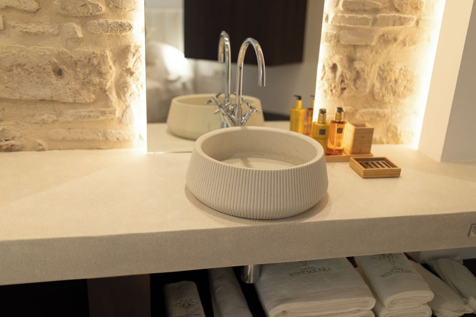 Superior Double Room, Non Smoking | Bathroom | Towels
