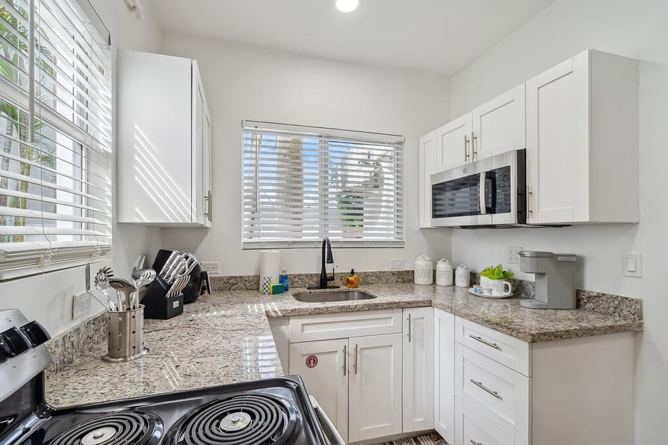 Deluxe Double Room, Beach View | Private kitchen | Coffee/tea maker, electric kettle