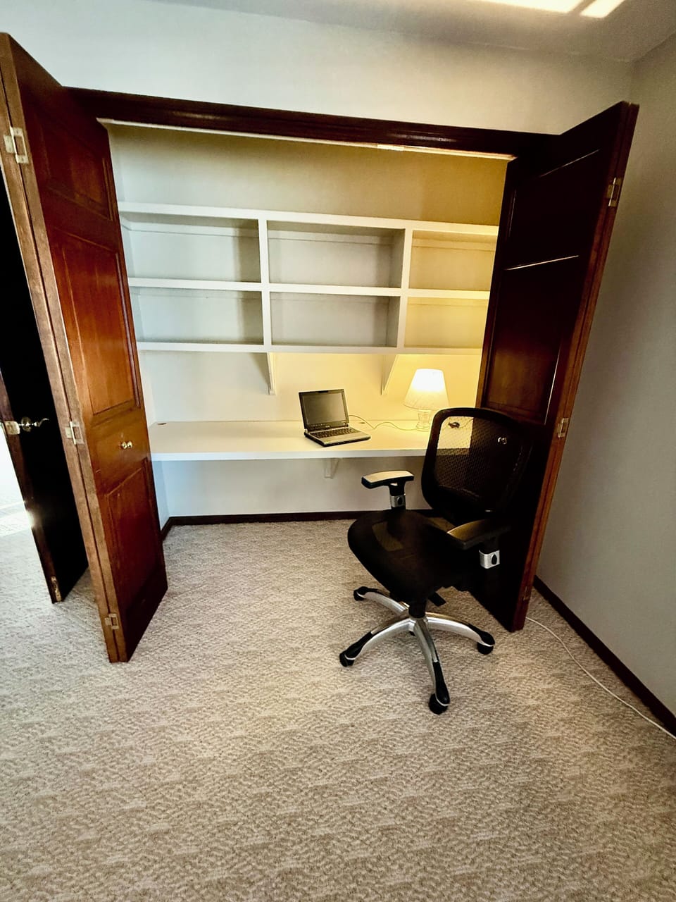 Office nook, with excellent cable WiFi.