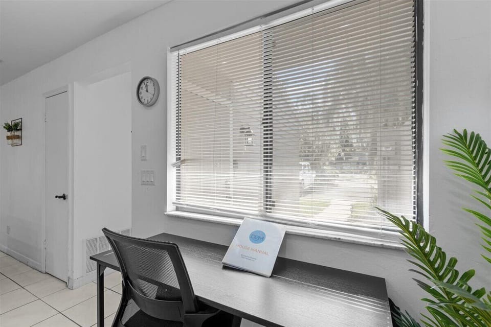 9.1 Office desk with chair