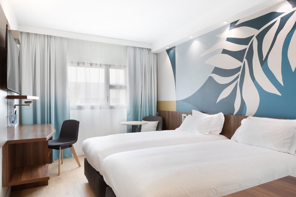 Standard Room, 2 Twin Beds | Premium bedding, minibar, desk, laptop workspace
