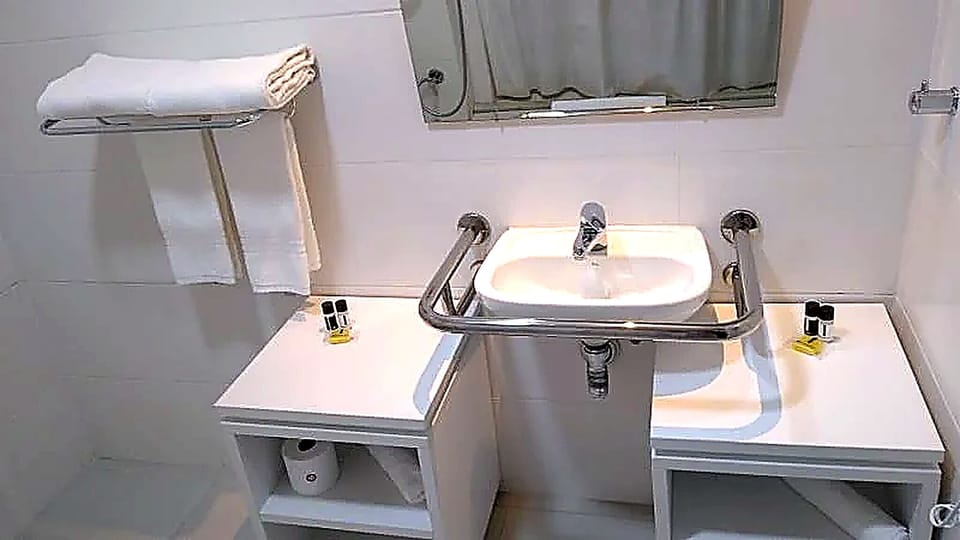 Shower, towels