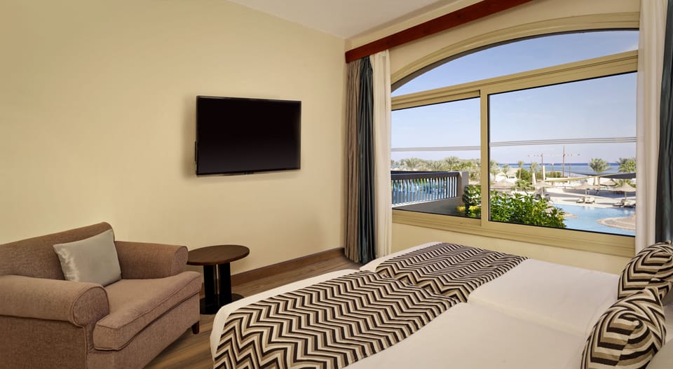 Family Suite | Minibar, in-room safe, free WiFi, bed sheets
