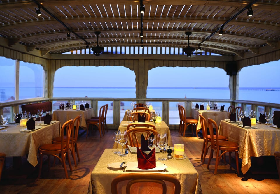 6 restaurants; breakfast, lunch, and dinner served