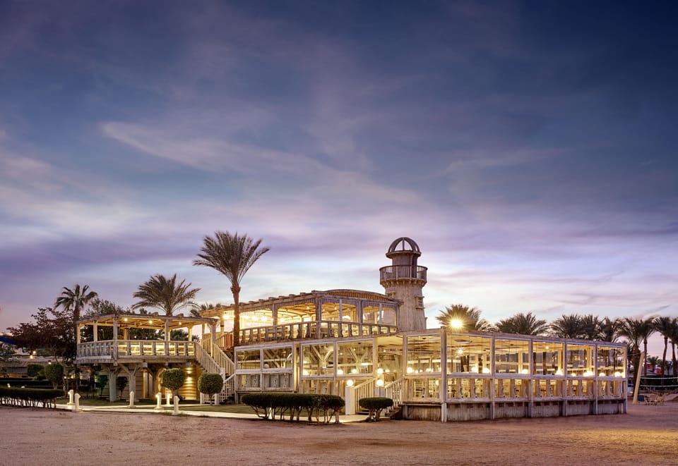 6 restaurants; breakfast, lunch, and dinner served