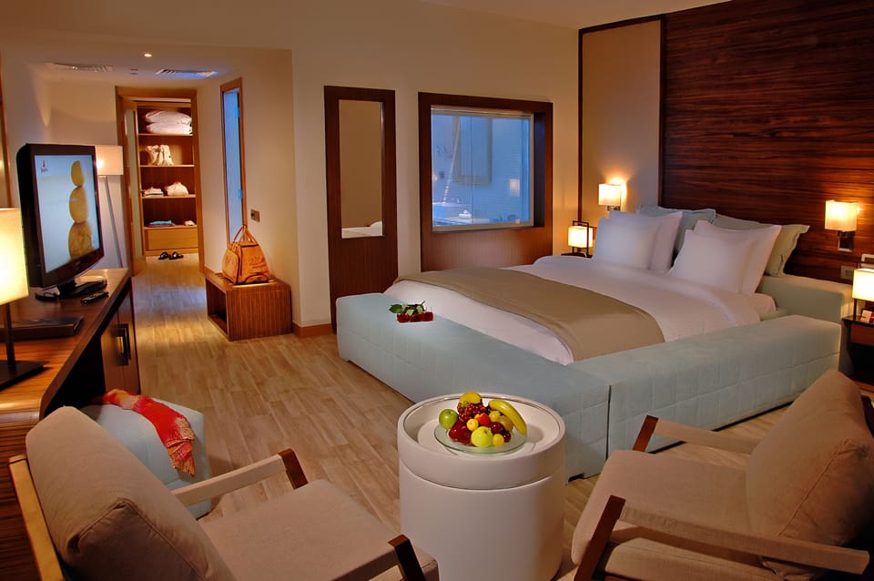 Sensatori Suite | Egyptian cotton sheets, premium bedding, minibar, in-room safe