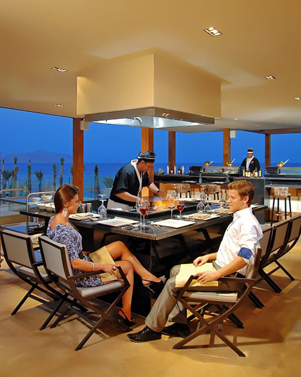 6 restaurants; breakfast, lunch, and dinner served
