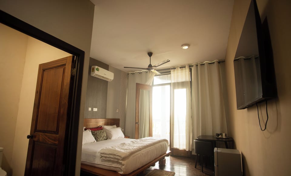 Deluxe Room, Non Smoking | Desk, laptop workspace, WiFi (free), bed sheets