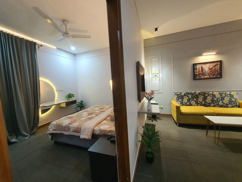 Luxury Studio Suite, City View | Bathroom | Bathrobes, slippers