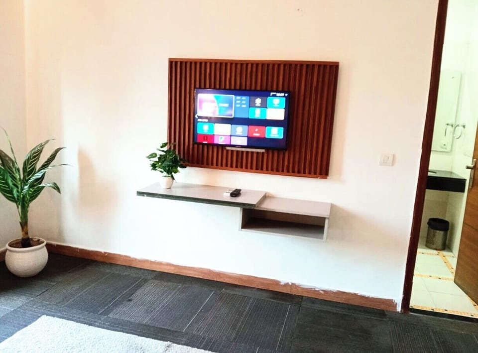 Luxury Studio Suite, City View | Soundproofing, iron/ironing board, free WiFi