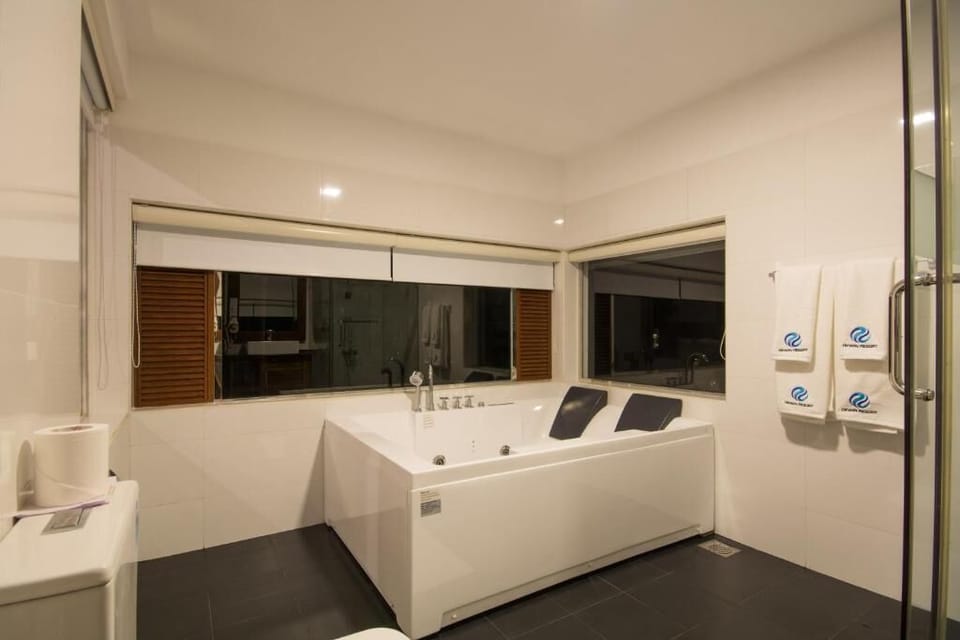 Separate tub and shower, free toiletries, hair dryer (on request)