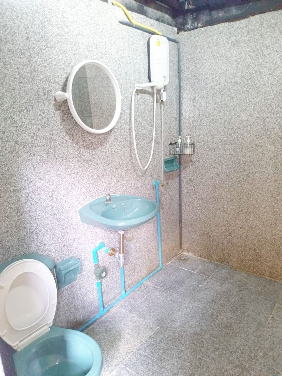 Basic Studio | Bathroom | Shower, hair dryer, bidet, towels
