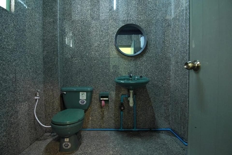 Deluxe Studio Suite | Bathroom | Shower, hair dryer, bidet, towels