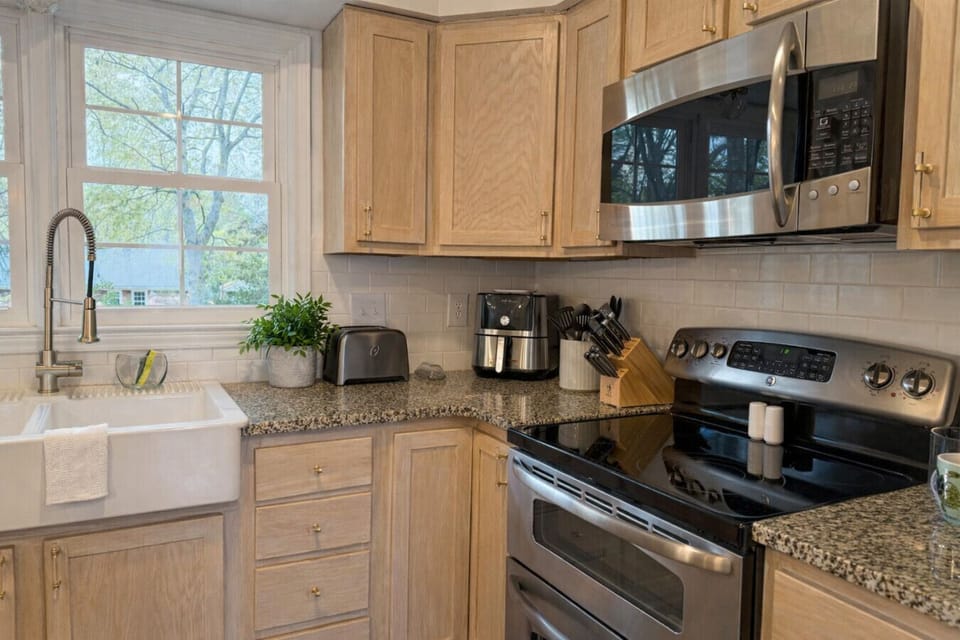 Microwave and Cooktop/Oven Available