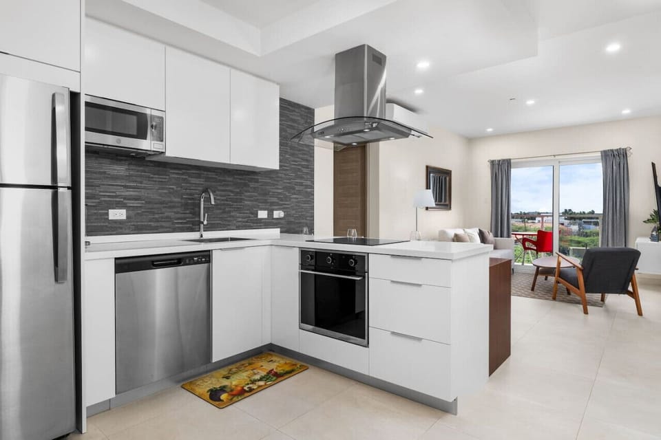The kitchen is completely equipped with cutting-edge cooking appliances, making it ideal for preparing any meal, from a simple breakfast to a three-course gourmet dinner.