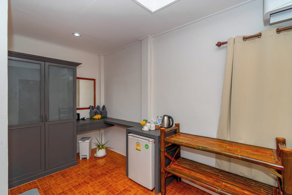 Deluxe Family Room Seaview | Desk, laptop workspace, soundproofing, iron/ironing board