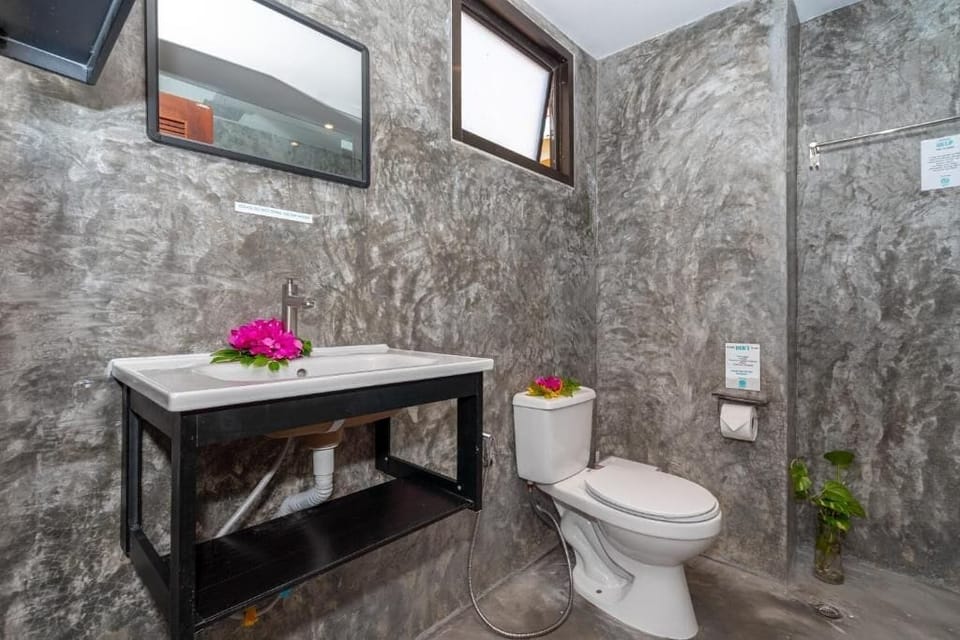 Honeymoon Suite | Bathroom | Shower, hair dryer, towels, soap