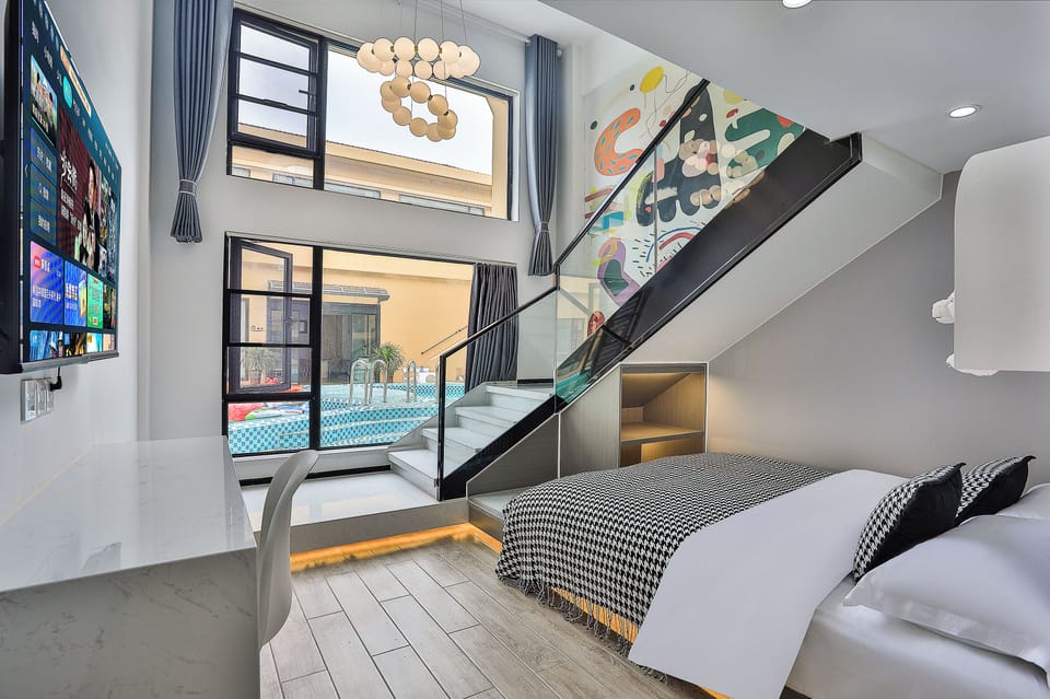 Romantic Twin Room | Living area | Toys, books, stereo