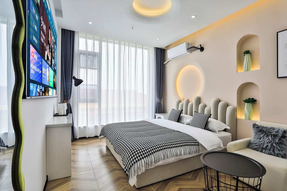 Classic Room | Egyptian cotton sheets, premium bedding, down comforters