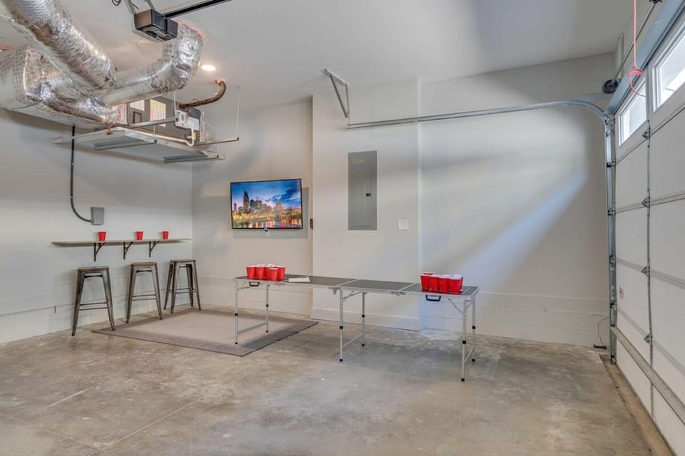 House | 8 bedrooms, desk, high-speed internet