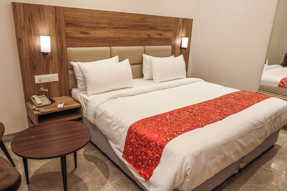 Deluxe Double or Twin Room | Desk, laptop workspace, soundproofing, iron/ironing board