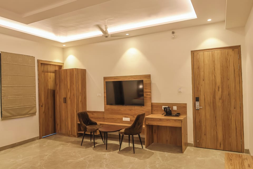 Deluxe Double or Twin Room | Desk, laptop workspace, soundproofing, iron/ironing board