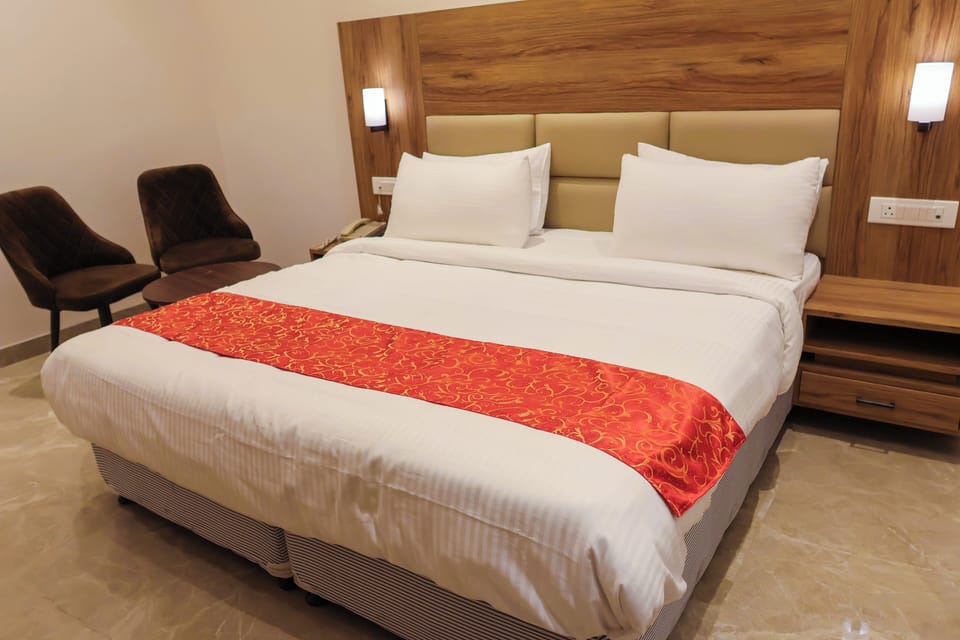 Deluxe Double or Twin Room | Desk, laptop workspace, soundproofing, iron/ironing board
