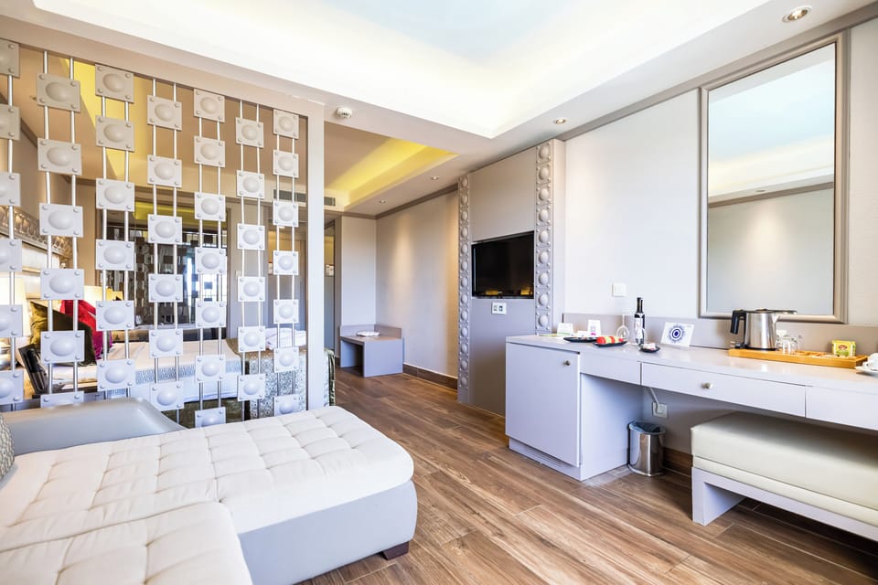 Superior Room | Free minibar, in-room safe, blackout drapes, soundproofing