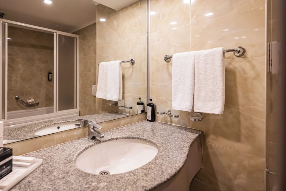 Superior Room | Bathroom | Combined shower/tub, free toiletries, hair dryer, towels