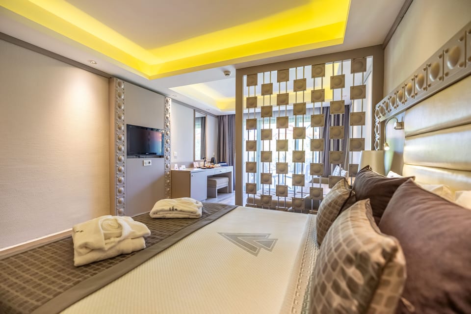 Superior Room | Free minibar, in-room safe, blackout drapes, soundproofing