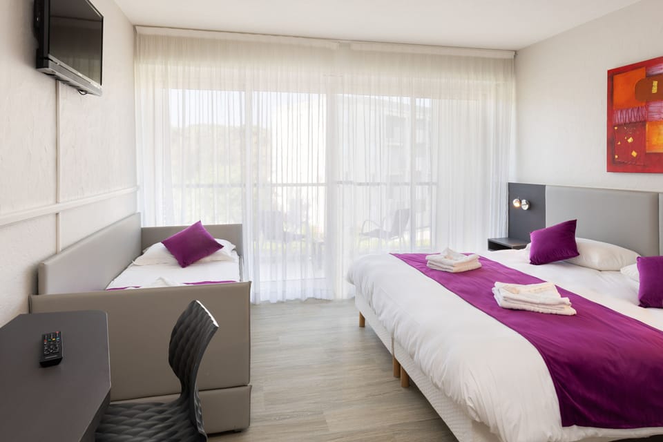 Quadruple Room | Desk, soundproofing, free cribs/infant beds, free WiFi