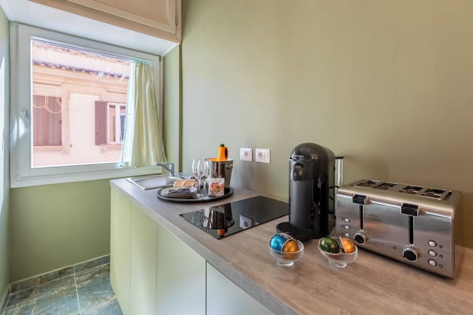 Deluxe Studio Suite, City View | Private kitchenette | Espresso maker, coffee/tea maker, electric kettle