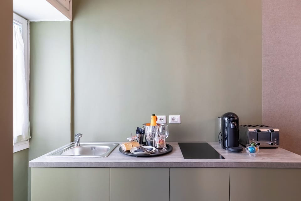 Deluxe Studio Suite, City View | Private kitchenette | Espresso maker, coffee/tea maker, electric kettle