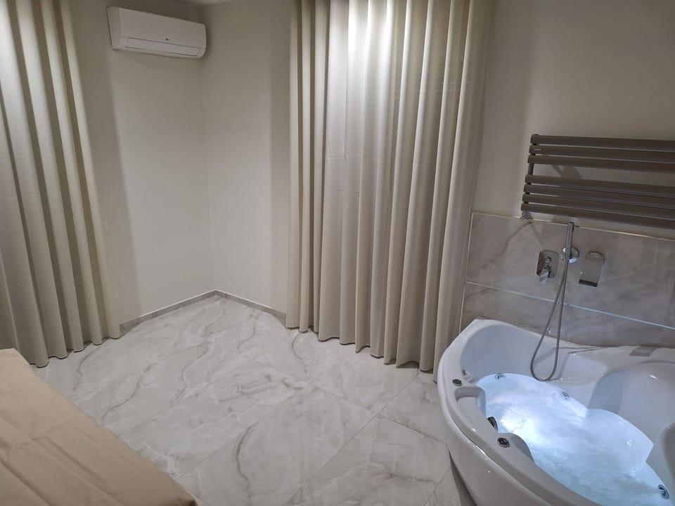 Deluxe Quadruple Room | Desk, laptop workspace, free WiFi