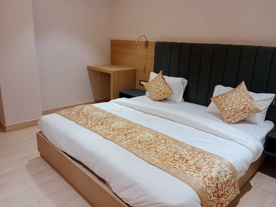 Deluxe Room | Desk, free WiFi