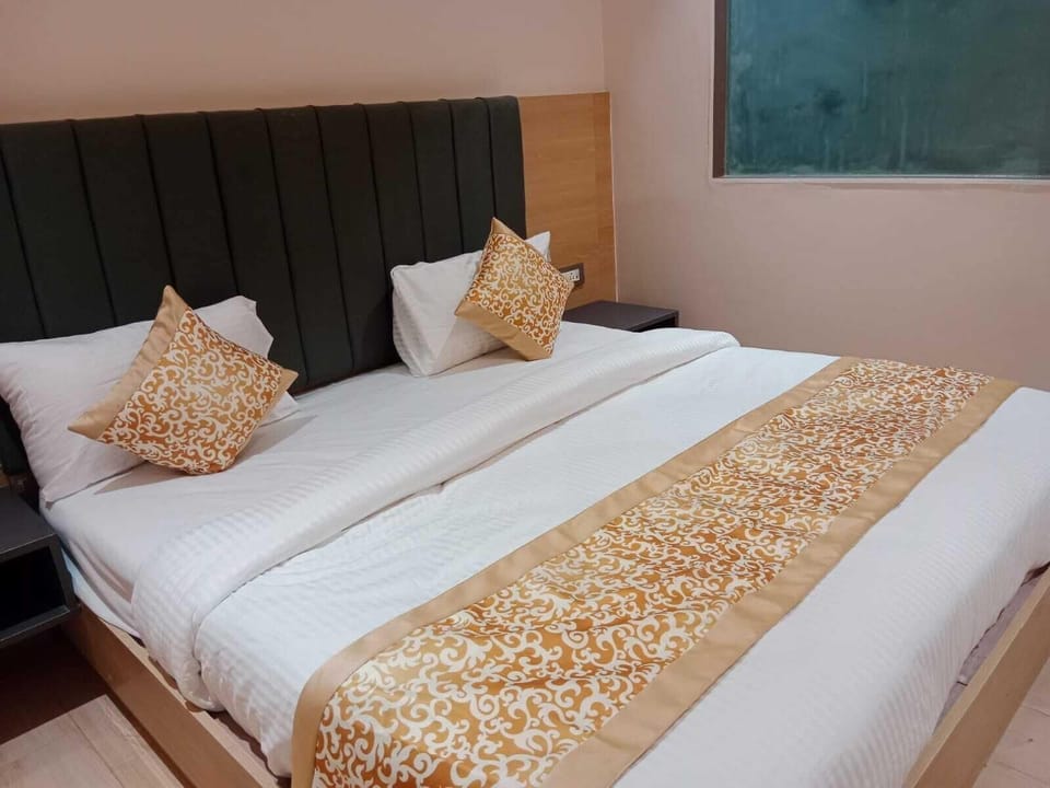 Deluxe Room | Desk, free WiFi