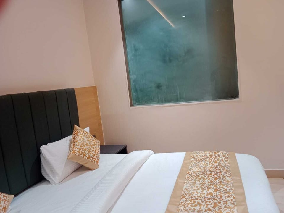 Deluxe Room | Desk, free WiFi