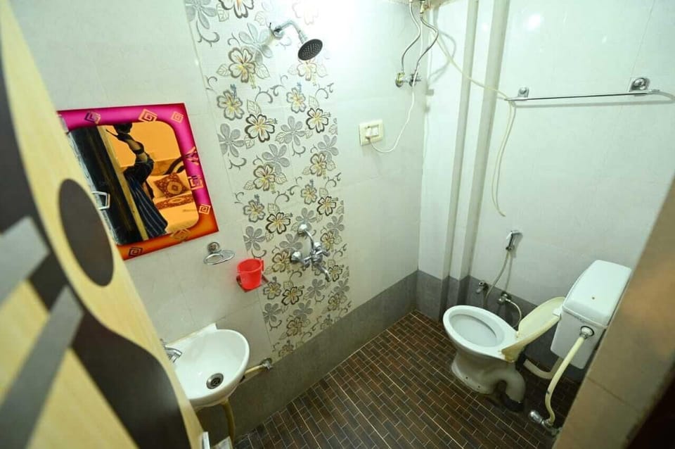 Classic Double Room, Balcony | Bathroom | Shower, free toiletries, towels, soap