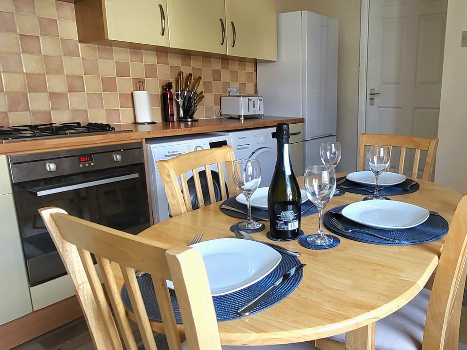 Family Apartment, 2 Bedrooms, Non Smoking, Kitchen | Private kitchen | Electric kettle, toaster, highchair