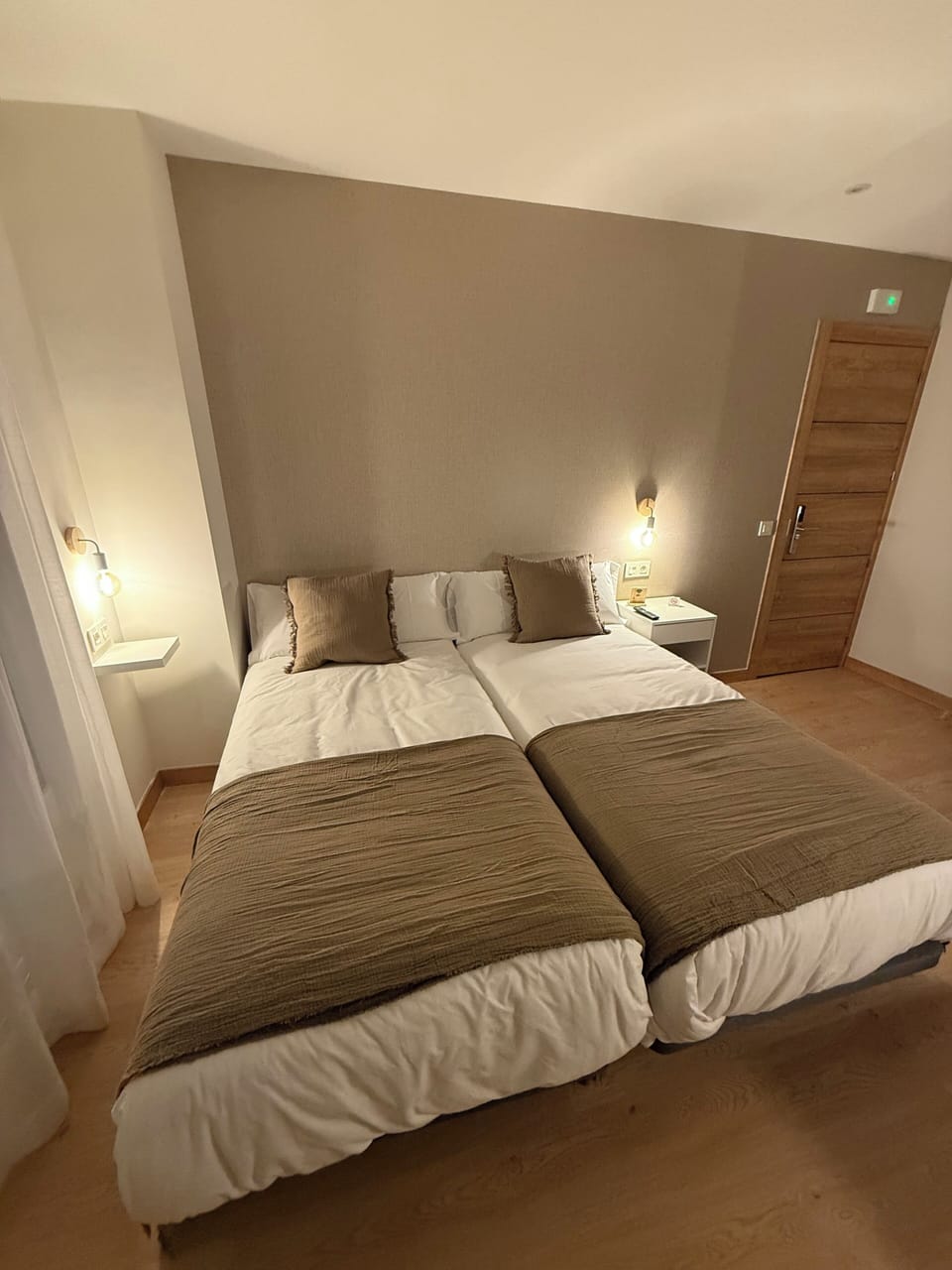 Triple Room, 3 Twin Beds, Private Bathroom | Soundproofing, WiFi (free), bed sheets