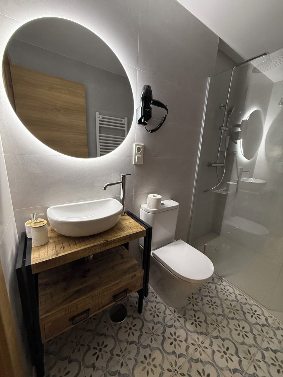 Triple Room, 3 Twin Beds, Private Bathroom | Bathroom | Shower, rainfall showerhead, hair dryer, towels