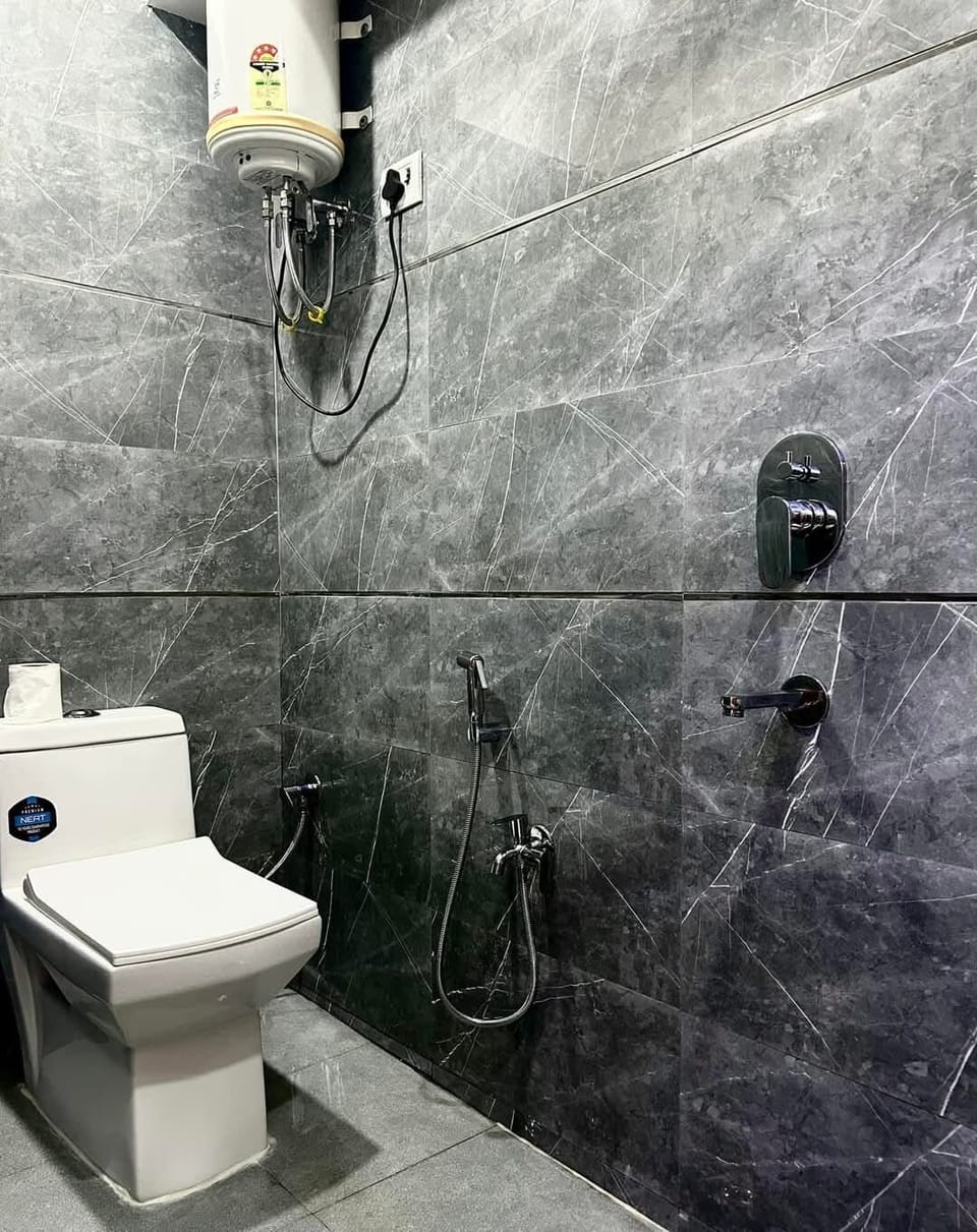 Executive Double or Twin Room, 1 King Bed, Smoking | Bathroom | Shower, towels, soap, shampoo