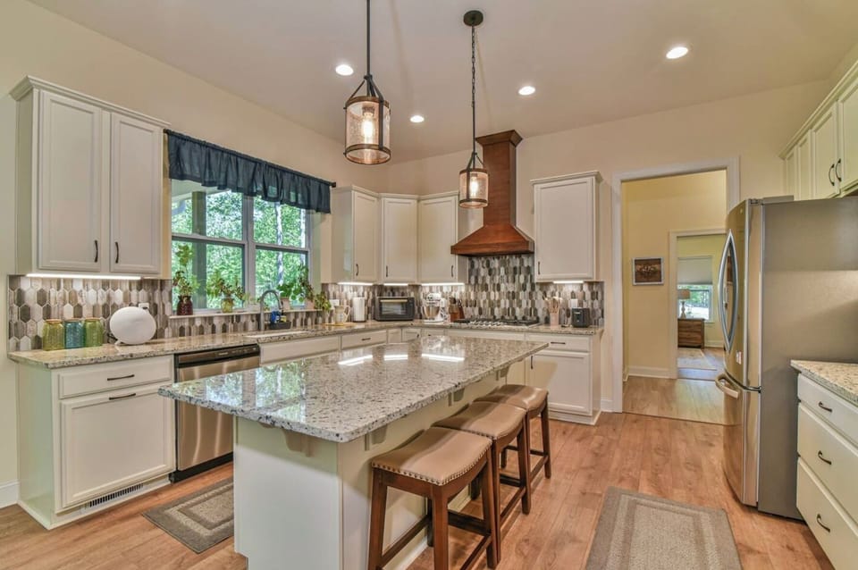Large Fully Stocked Kitchen