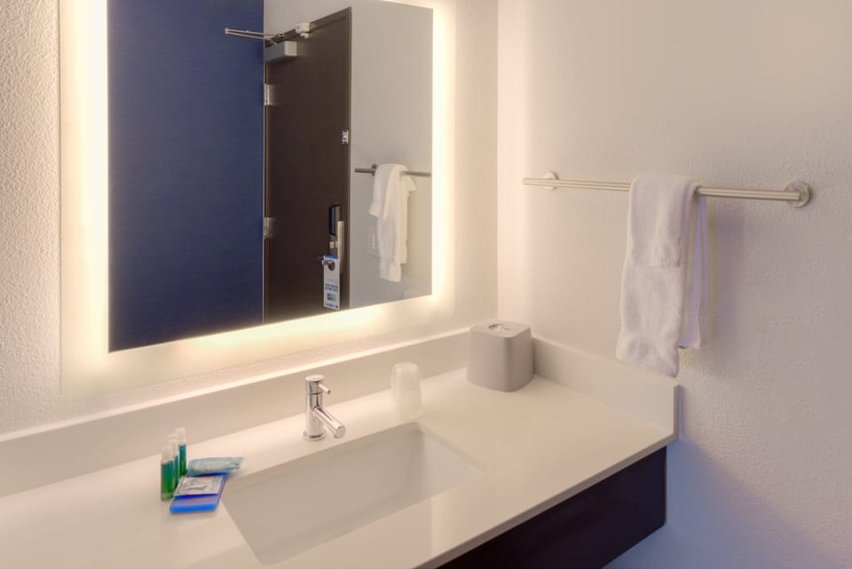 Combined shower/tub, designer toiletries, hair dryer, towels
