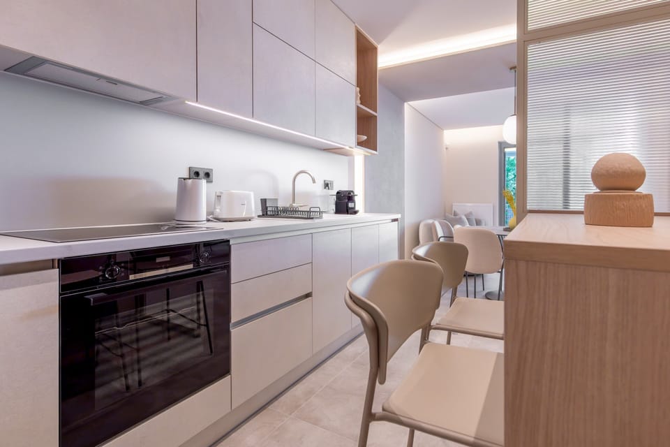 Luxury Apartment, City View | Private kitchen