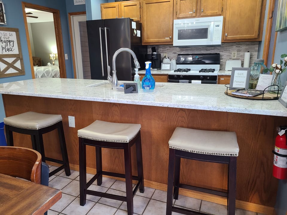Kitchen with breakfast bar